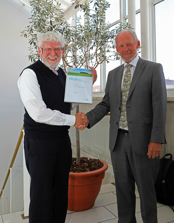 Prof. Bjerrum (left) was awarded the ForskEL-prize 2014 on behalf of Jens Oluf Jensen. The prize was awarded by Niels Fog, chairman of Energinet.dk. PHOTO: Torben Schøtt