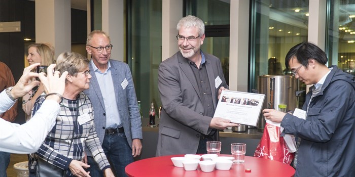 Peter Holtappels receiving the prize for best talk at the 2018 DTU Energi PhD symposium on behalf of PhD student Mathias Christensen