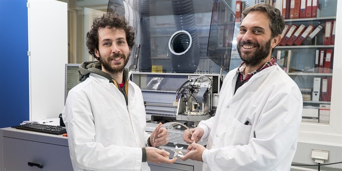PhD student Massimo Rosa (left) and Professor Vincenzo Esposito with the FCH JU award in front of the 3D printing equipment in the DTU Energy lab