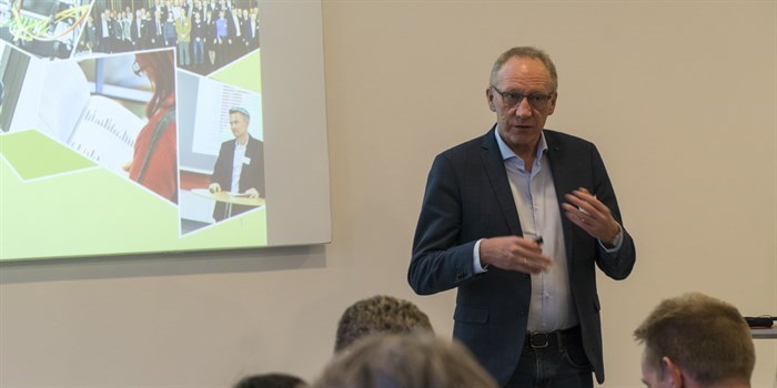 Institutdirektør Søren Linderoth byder velkommen til ATV-mødet om et dansk center for energilagring