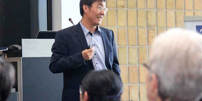 Professor Qingfeng Li delivering his inaugural lecture