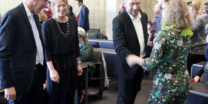 Professor Jens Oluf Jensen congratulated by colleague Dr. Luise Kuhn with head of department Søren Linderoth and Jens Oluf Jensens wife as onlookers
