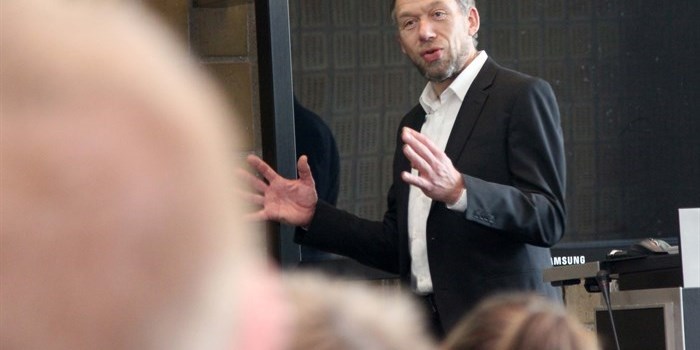 Professor Jens Oluf Jensen delivering his inaugural lecture